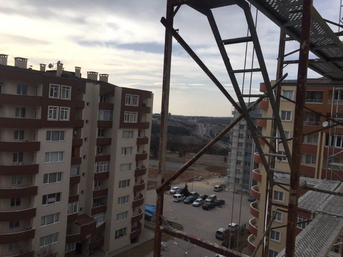 Uşak\'ta İskeleden Düşen İşçi Hayatını Kaybetti
