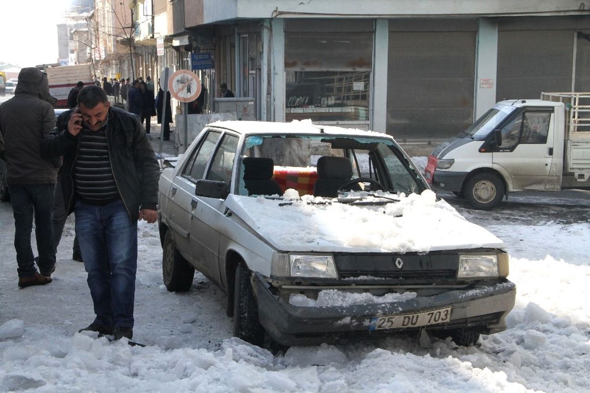 Üzerine Çatıdan Kar Yığını Düşen Otomobil Kullanılamaz Hale Geldi