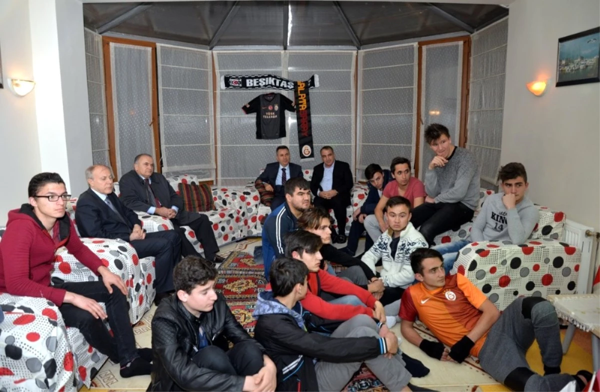 Vali Elban, Galatasaray-Beşiktaş Maçını Çocuklarla İzledi