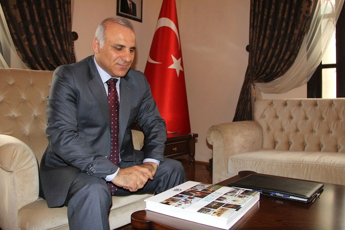 Vali Zorluoğlu\'na "Aa 2016 Yıllığı"