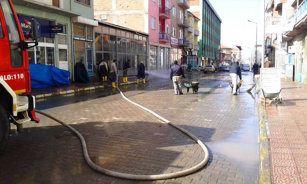 Yeşilyurt Belediyesi Cadde ve Sokakları Yıkadı