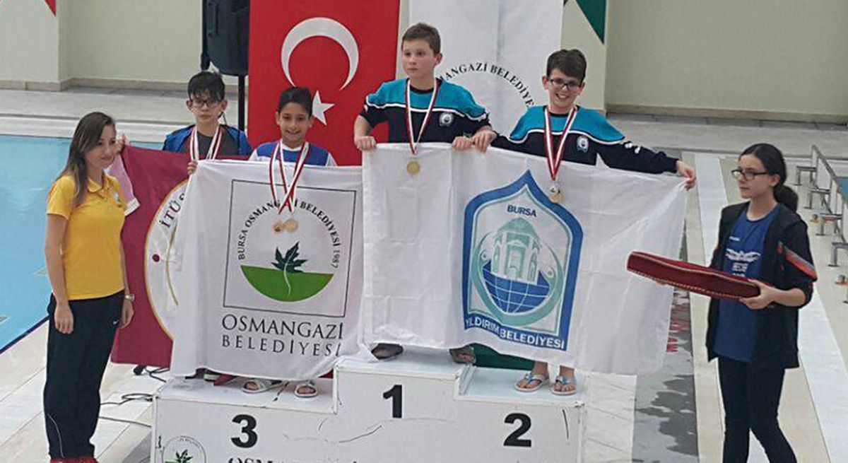 Yıldırımlı Yüzücüler Madalyaları Topladı