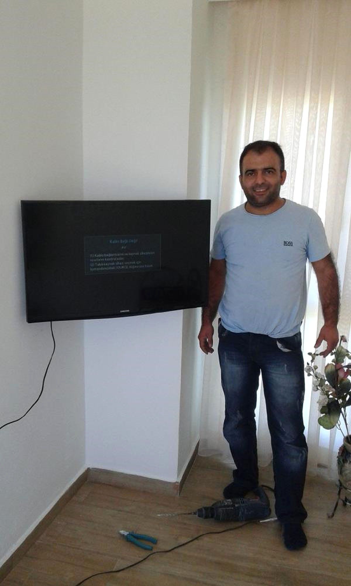 6 Katlı Apartmanın Çatısından Düşüp Öldü