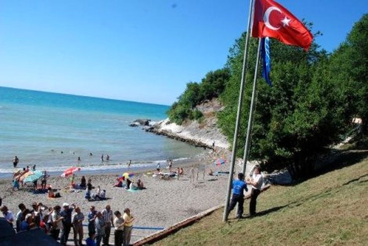 Akçakoca\'da Çuhallı Plajı "Mavi Bayrak" Aldı