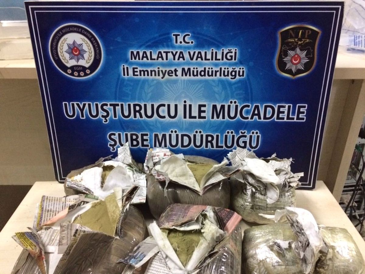 Araçta 8 Kilo Uyuşturucu Madde Ele Geçirdi