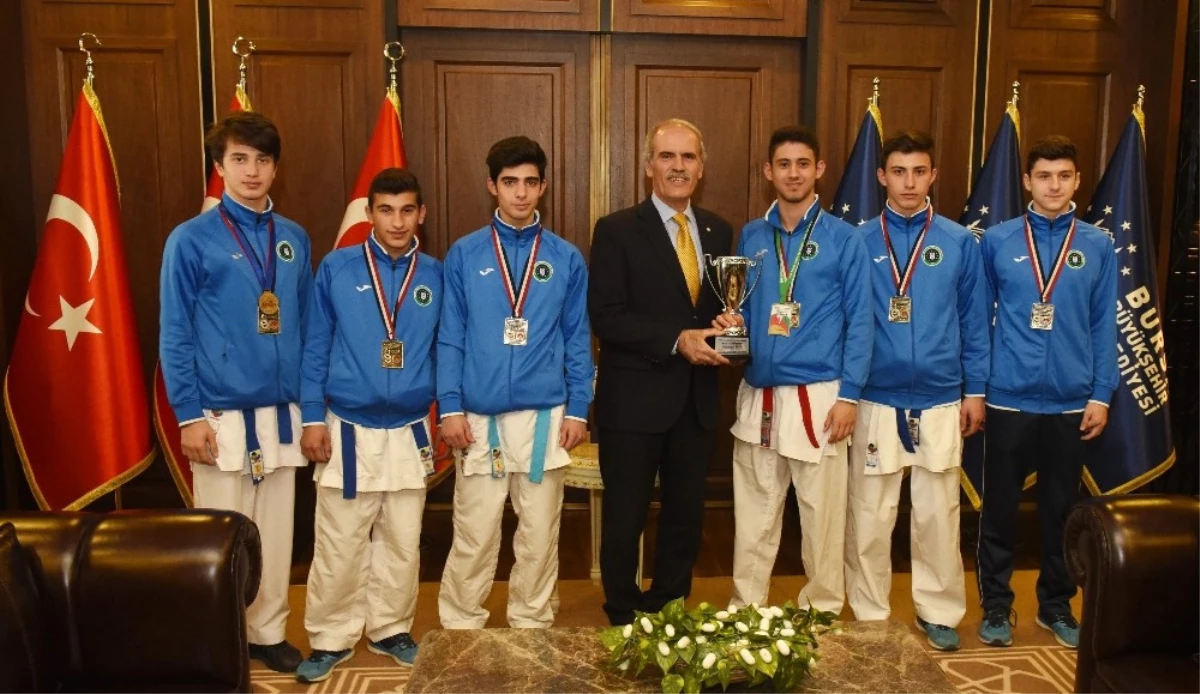Avrupa Fatihi Karatecilere Altın Ödülü