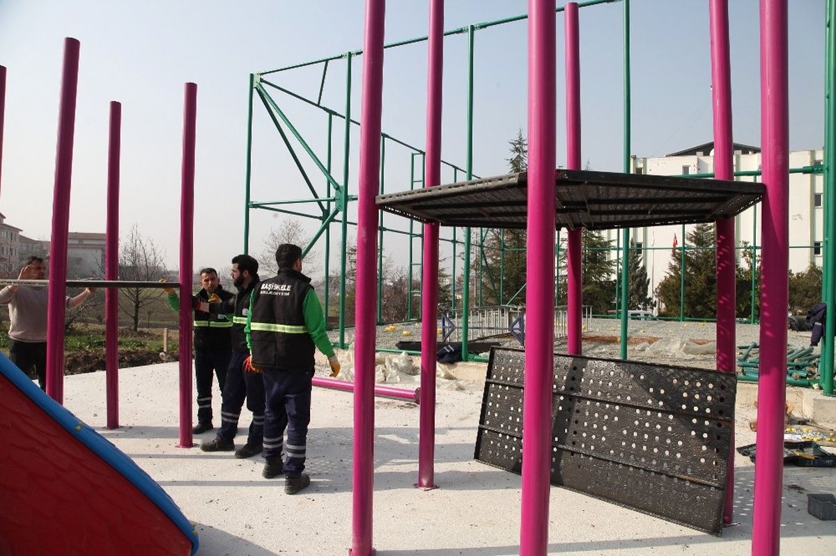 Başiskele\'de Parklarda Bakım ve Onarım Çalışması