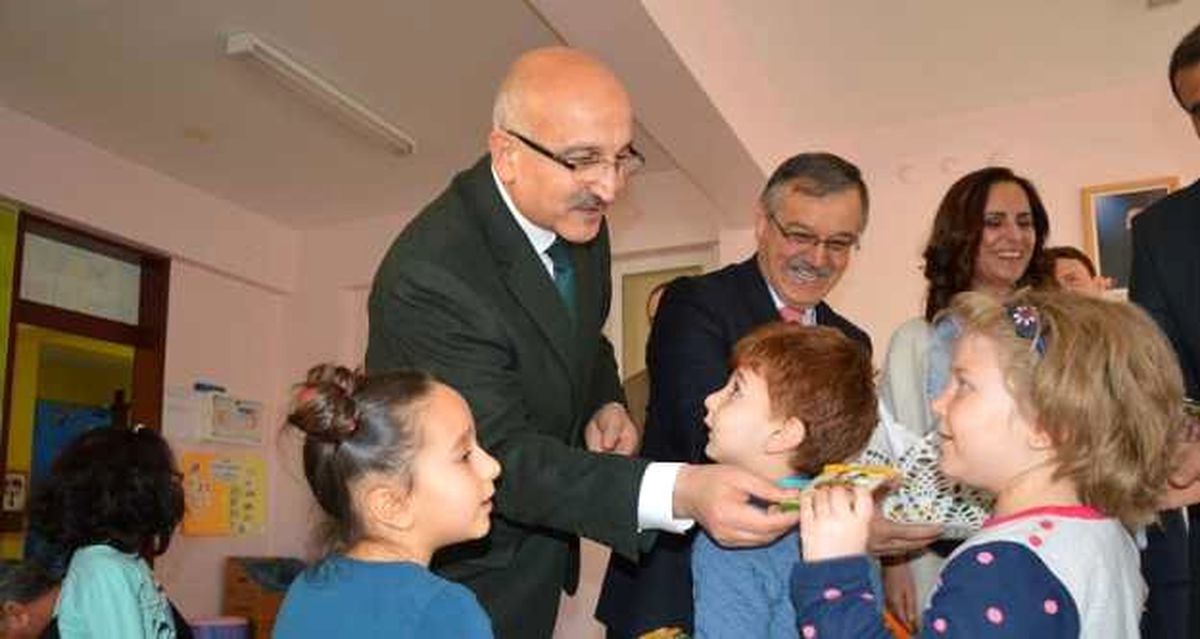Başkale\'de Öğrencilere Kuru Üzüm Dağıtıldı