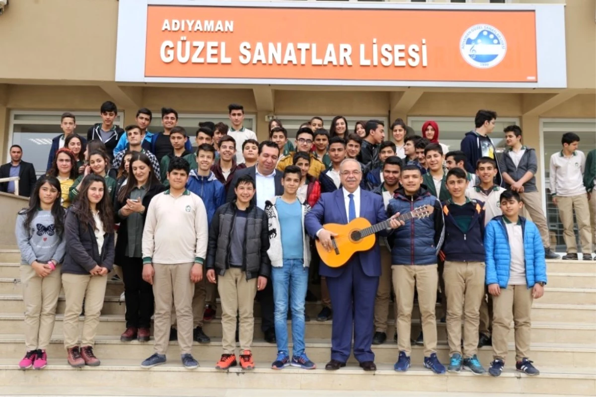 Başkan Kutlu, Öğrencilerle Şarkı Söyledi