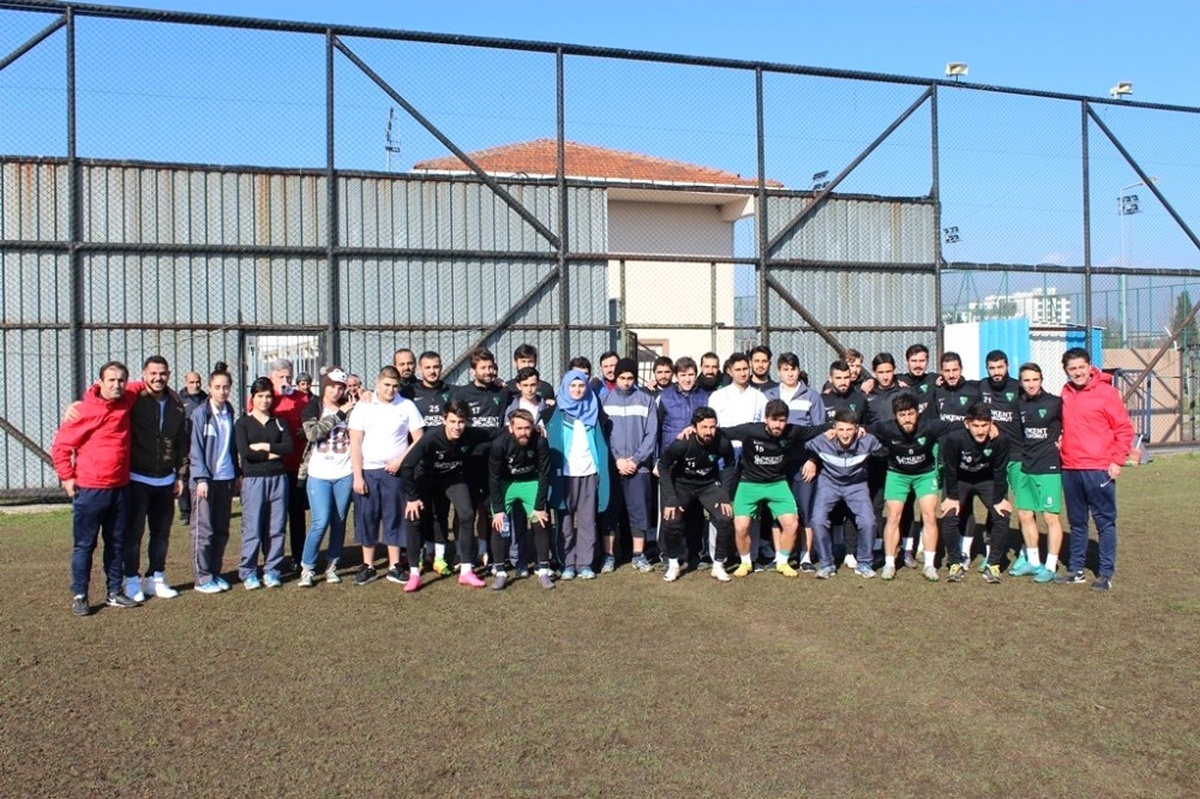 Beyaz Kalpler\'den Kocaelispor Antrenmanına Ziyaret