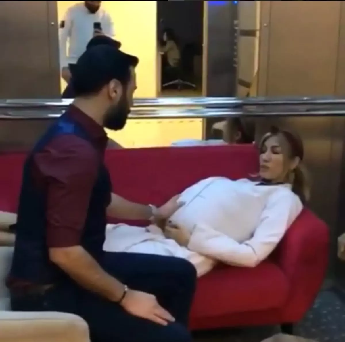Çağla Şıkel, Alişan ile Birlikte Asansörde Hamilelik Provası Yaptı