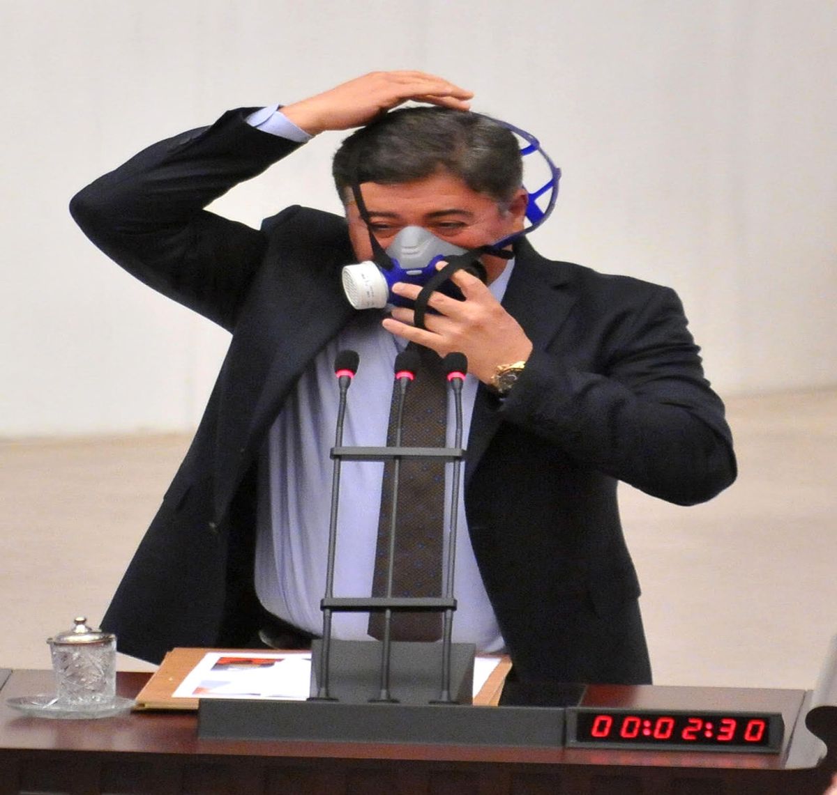 CHP\'li Vekilden Meclis Kürsüsünde Maskeli Eylem