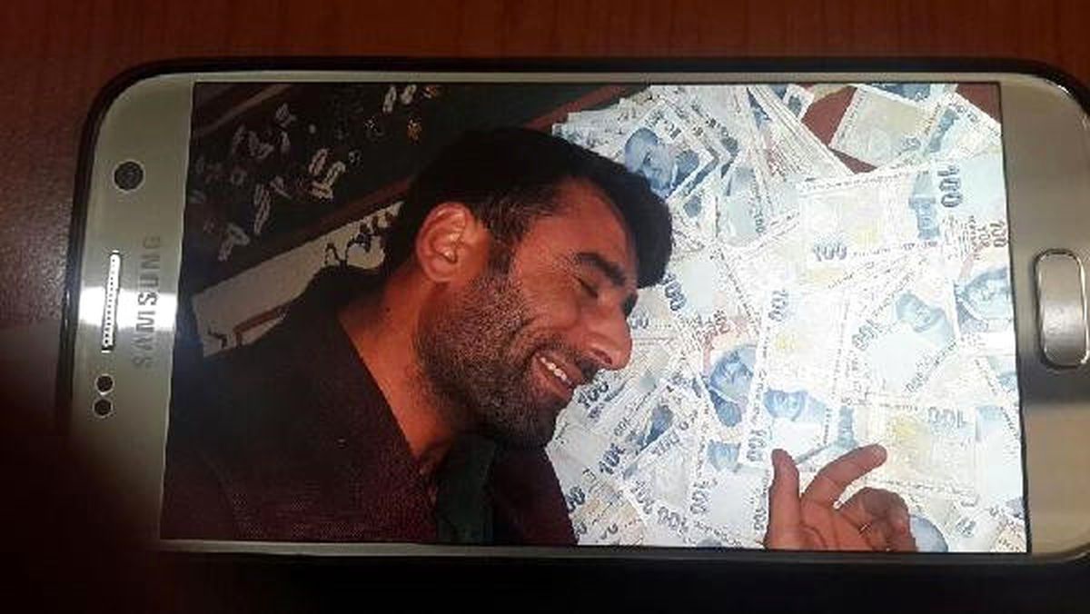 Dolandırıcının Telefonundan Paralarla Çekilmiş \'Selfie\' Çıktı