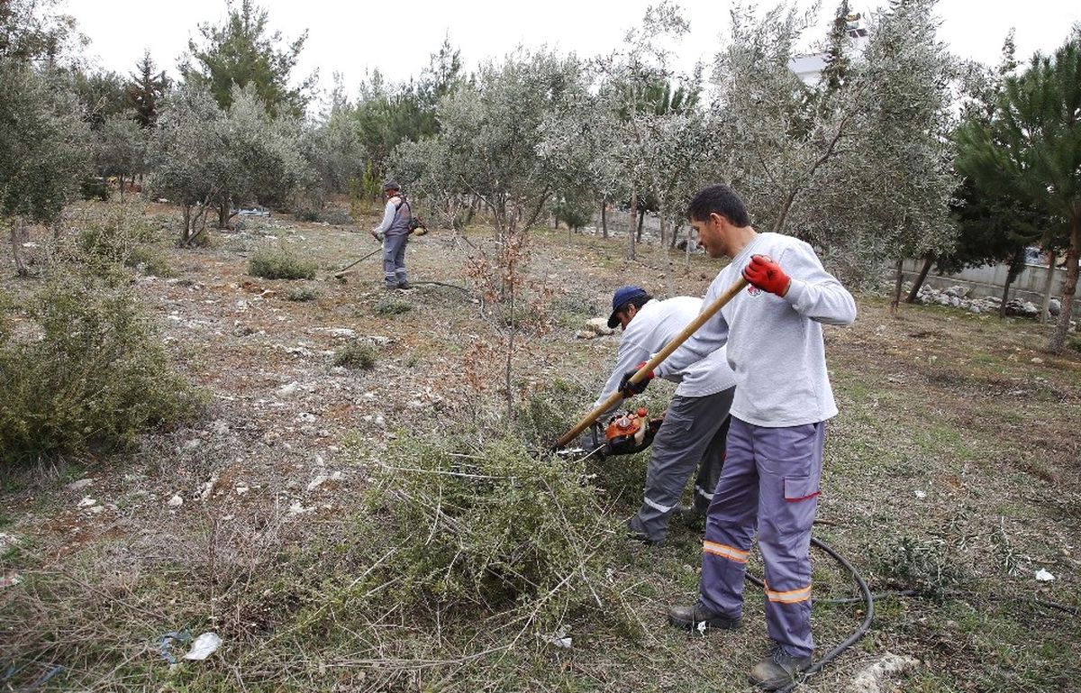 Döşemealtı Belediyesi\'nden Okul Bahçelerinde Bahar Temizliği