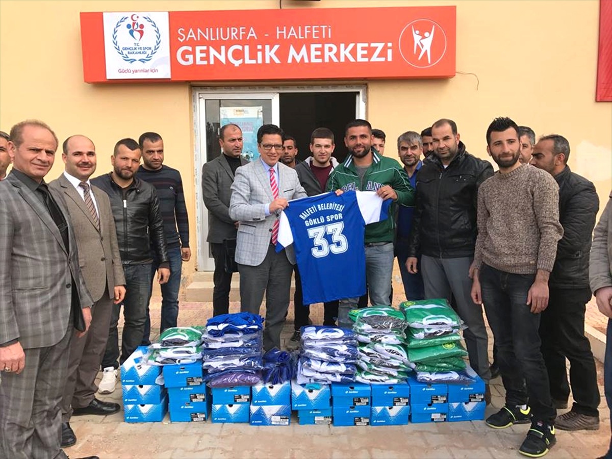 Halfeti Kaymakamı Albayrak\'tan Genç Sporculara Malzeme Desteği