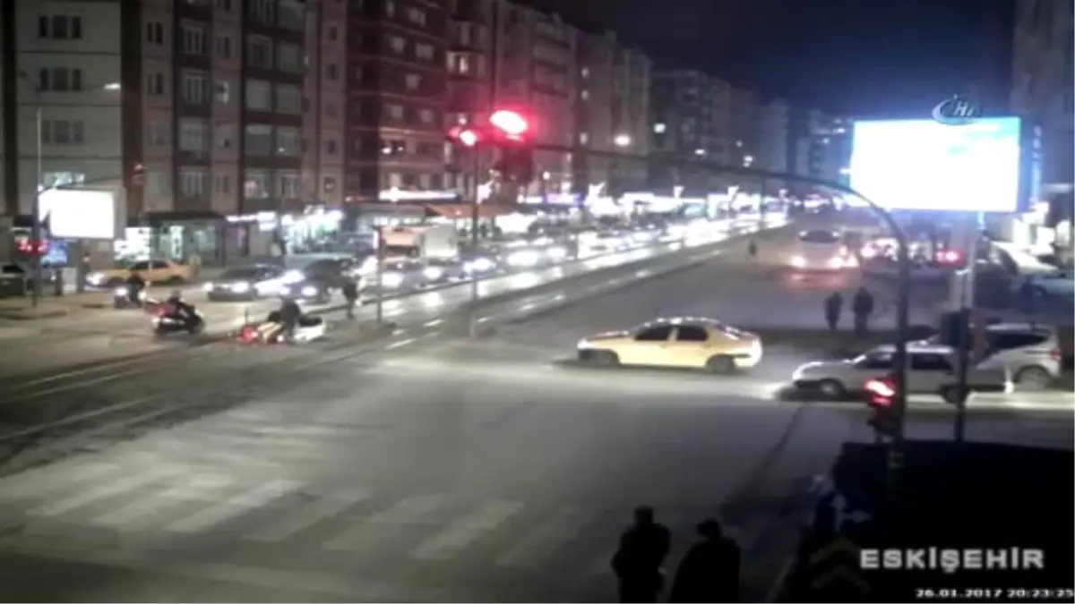 İki Motosikletin Kafa Kafaya Çarpışması Mobese\'de