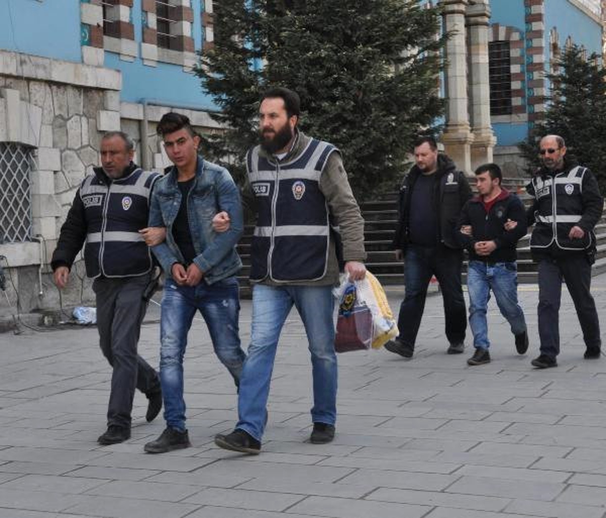 Kameradaki Maskeli Market Soyguncuları Yakalandı (2)
