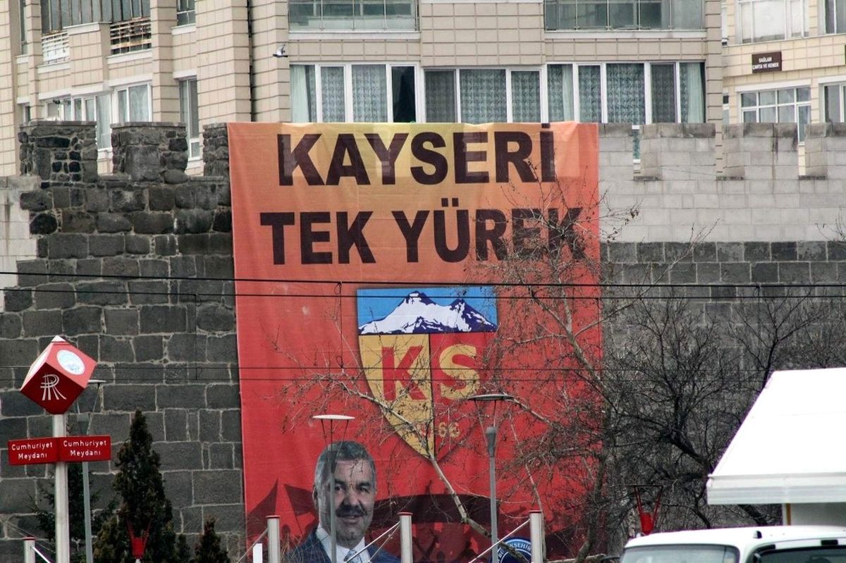 Kayserispor\'a Pankartlı Destek