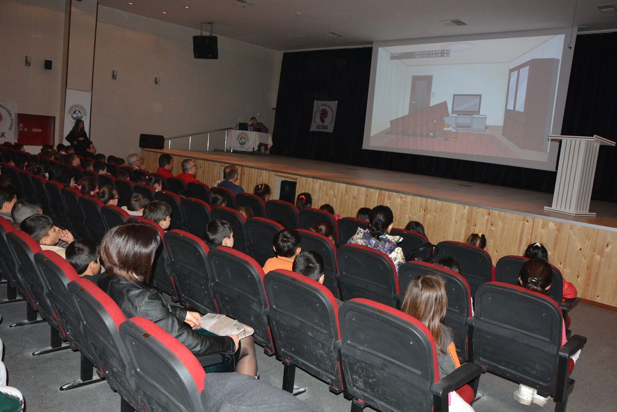 Kedak Deprem Eğitimi Veriyor