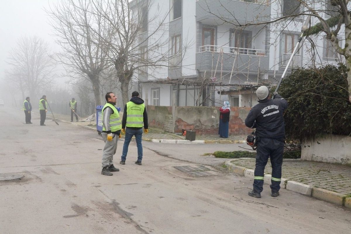 Körfez Belediyesi\'den Ağaç Budama ve Asfaltlama Çalışması