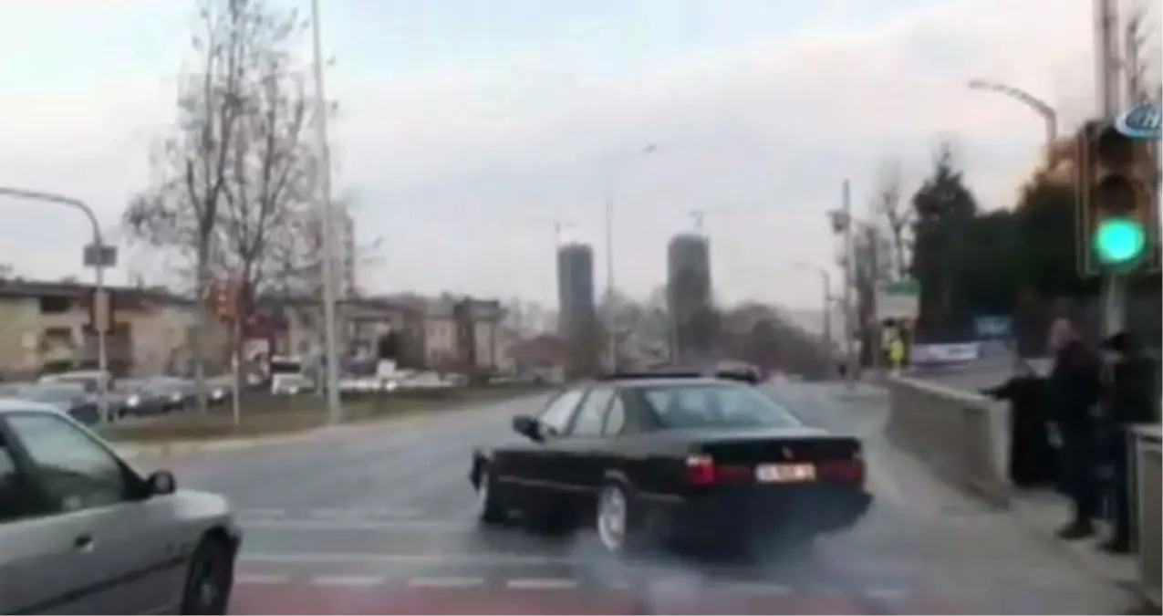 Küçükçekmece\'de Otomobilleriyle Drift Yapan İki Maganda Yakalandı