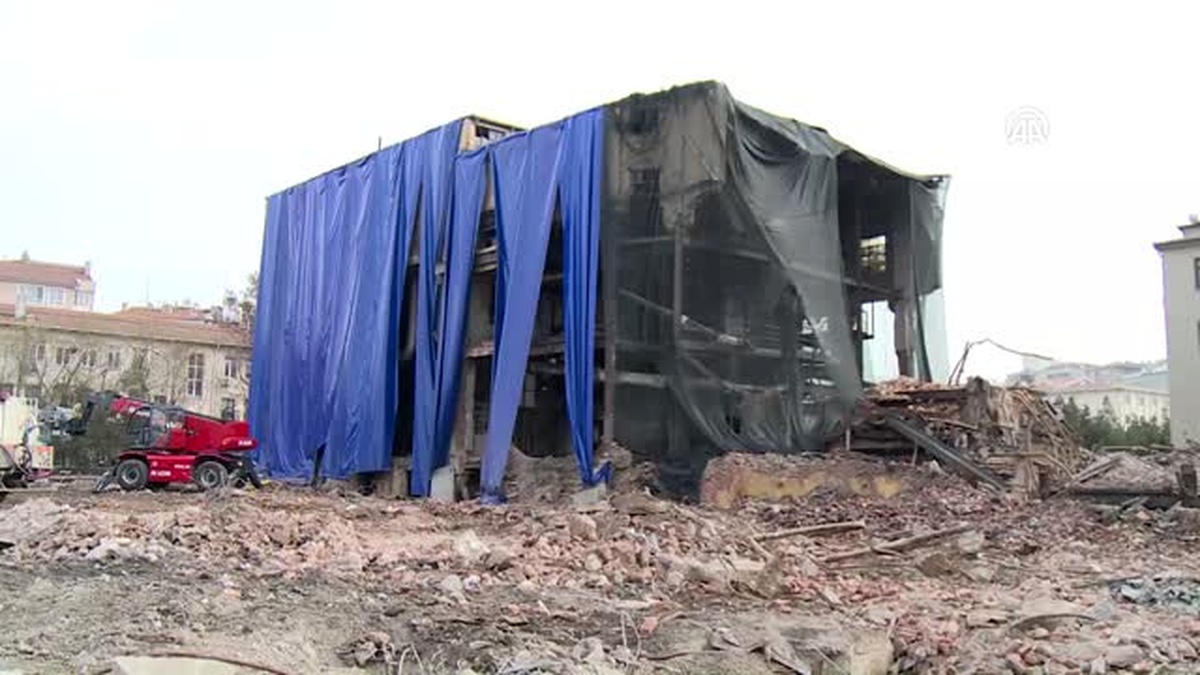 Maltepe Havagazı Fabrikası\'ndaki Yıkım İşlemi