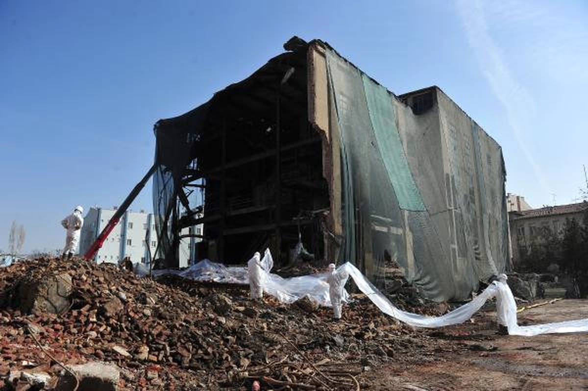 Maltepe Havagazı Fabrikası\'ndaki Yıkım İşlemi