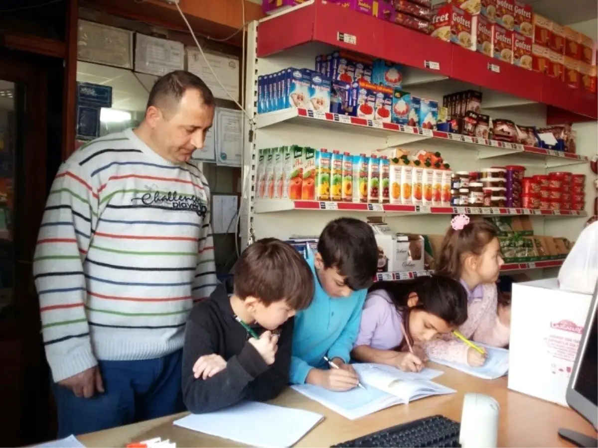 Öğrenciler, Mahalle Bakkalıyla Röportaj Yaptı