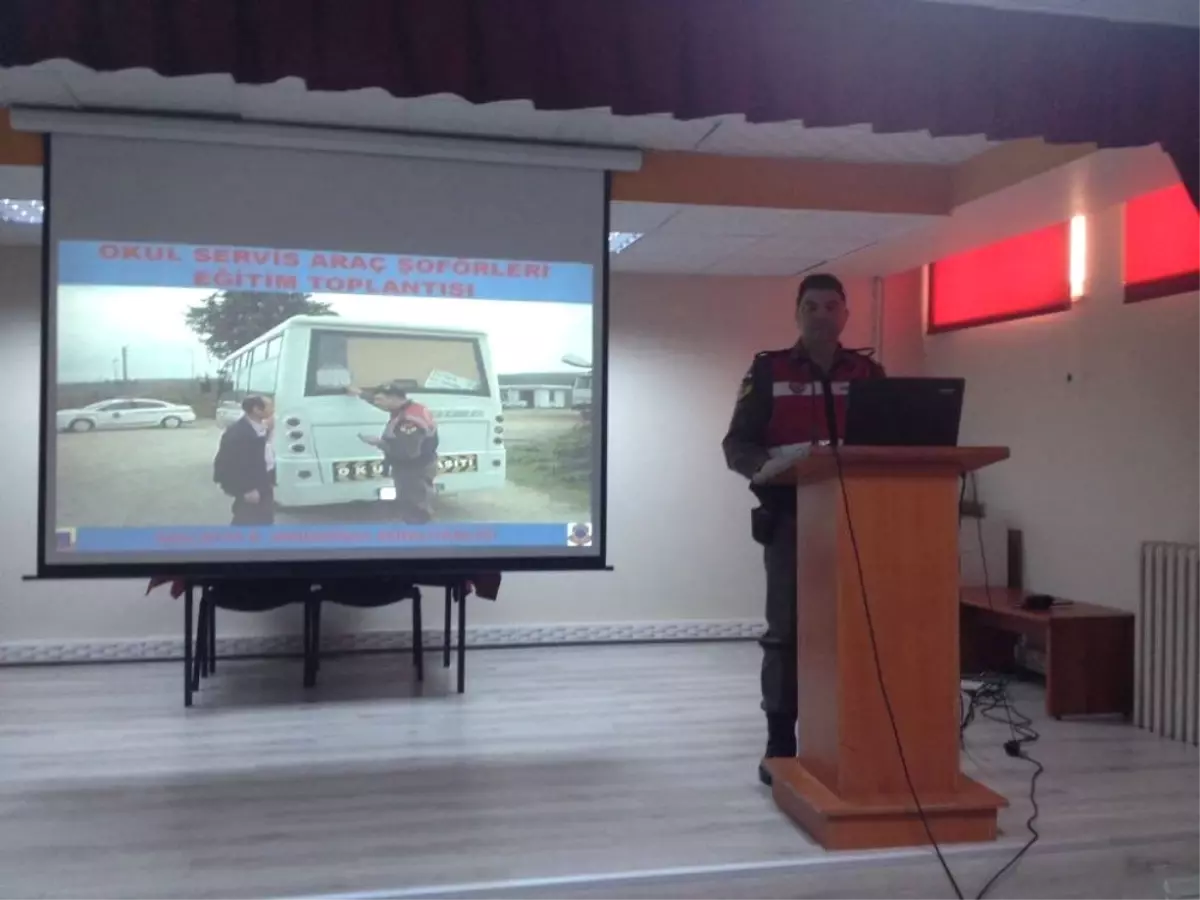 Okul Servis Şoförlerine Trafik Eğitimi Verildi