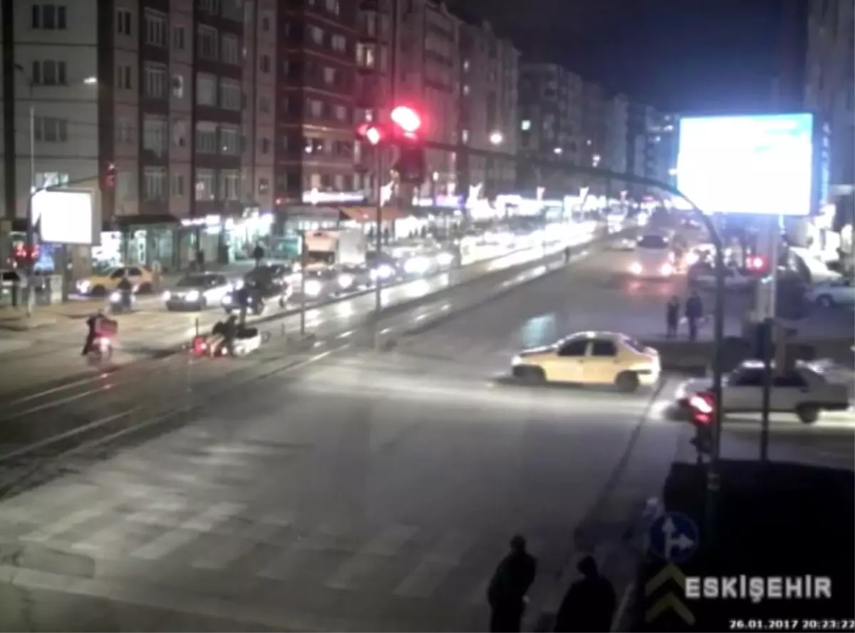 İki Motosikletin Kafa Kafaya Çarpışması Mobese\'de