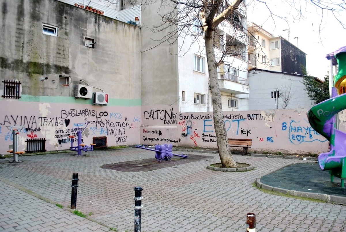 Park ve Trafoların Duvarları Yazıdan Geçilmiyor