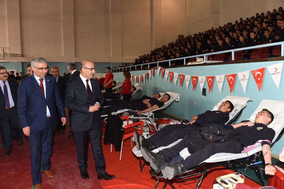 Polis Adaylarından Kızılay\'a Kan Bağışı