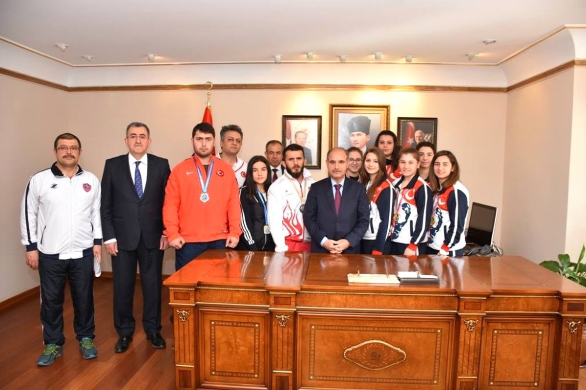 Şampiyon Sporculardan Vali Aktaş\'a Ziyaret