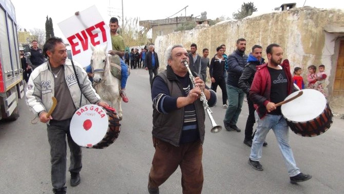 Silifke\'de At Sırtında Davullu Zurnalı Referandum Çalışması