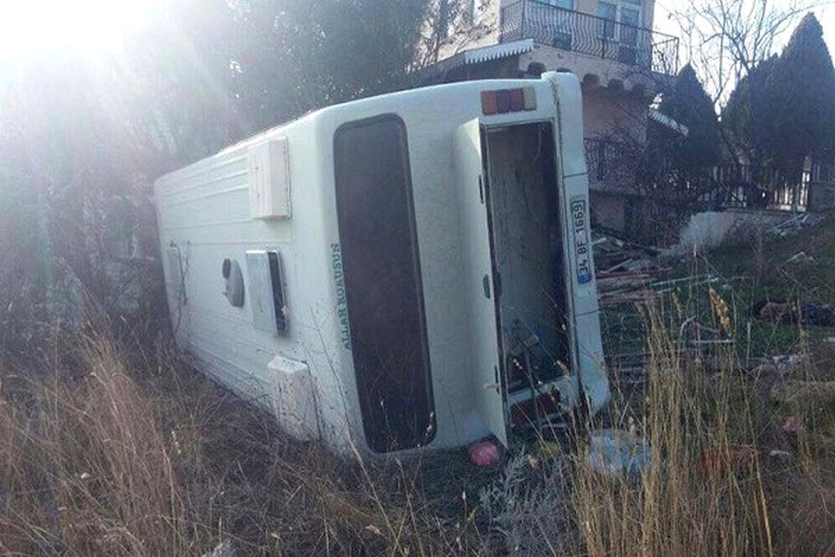 Silivri\'de Öğrenci Servisi Devrildi: 14 Yaralı
