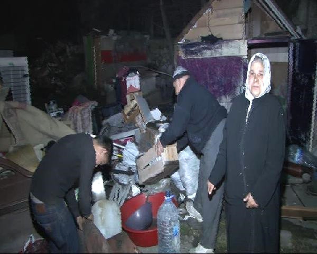 Sultangazi\'de Gecekonduları Yıkılan Aile Sokakta Kaldı