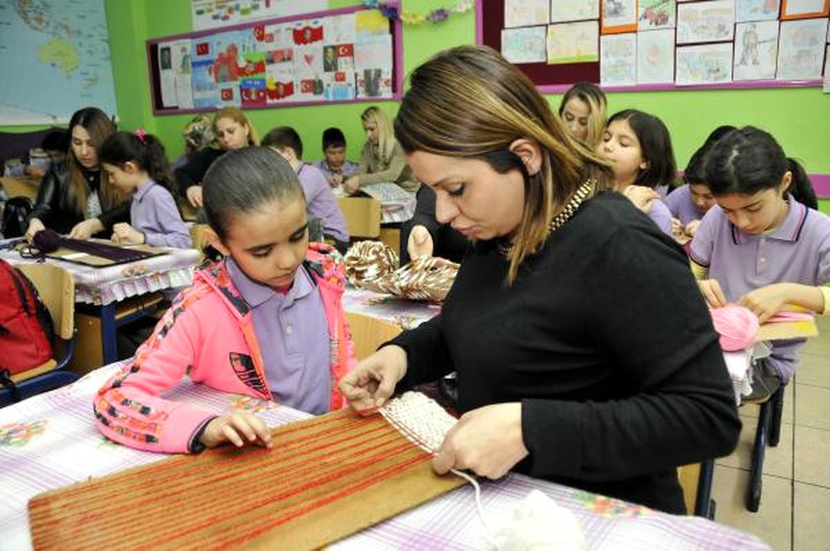 Suriye\'deki Askerimizi Minik Ellerin Ördüğü Atkılar Saracak