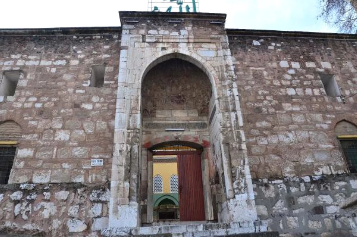 Tarihi Ulucami\'nin Duvarlarında Rutubet ve Çatlaklar