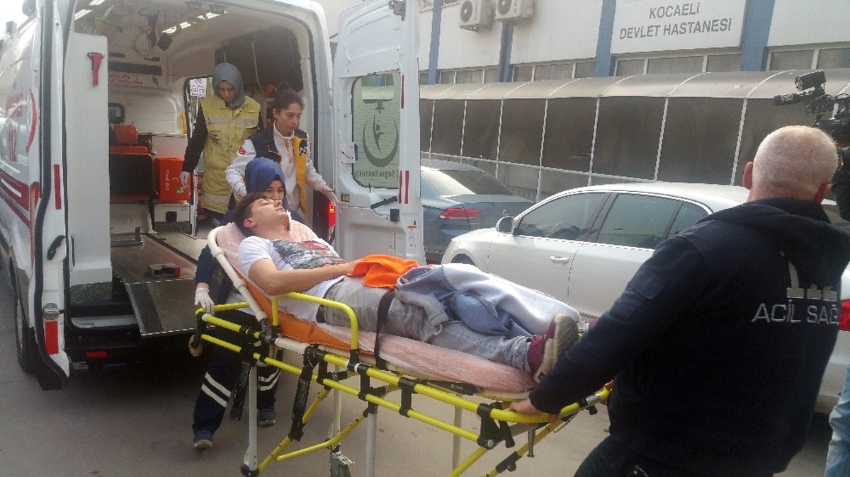 Tartıştığı Adamı Boynundan Bıçakladı