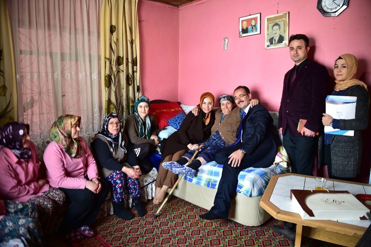 Yaşlı Vatandaşların Evlerini Kendi Evleri Gibi Temizliyorlar