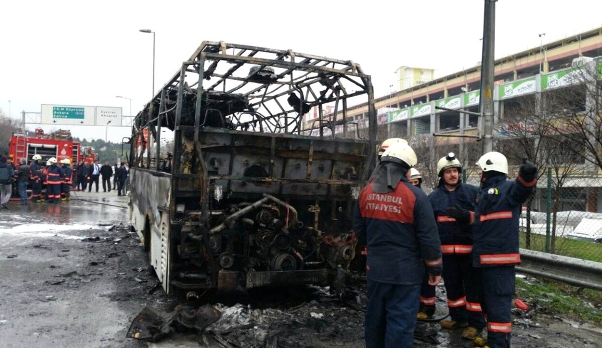 15 Temmuz Demokrasi Otogarı Çıkışında Bir Otobüs Alev Alev Yandı