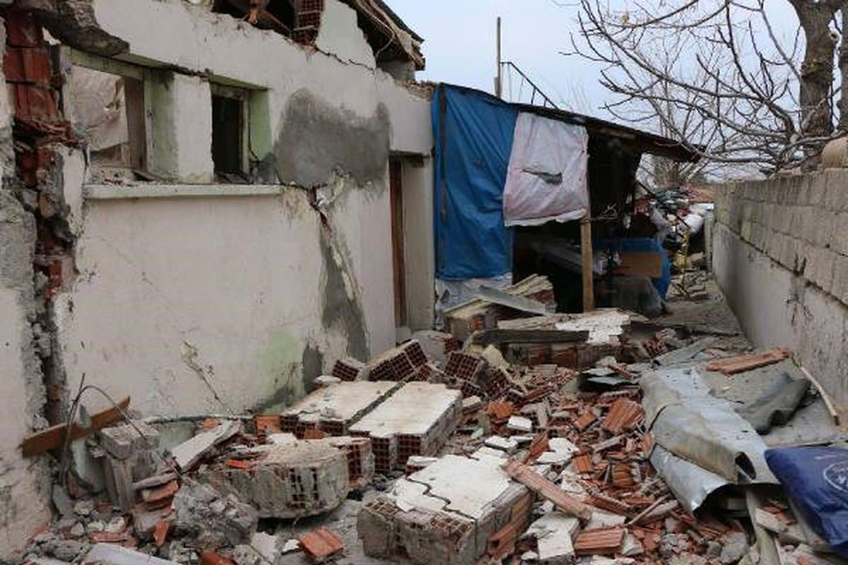 Adıyaman\'da 5.5\'lik Deprem; Yıkılan Binalar ve Yaralılar Var (4)