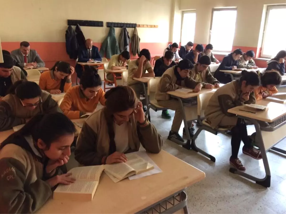 Ardanuç Kaymakamı Abdil Koç Öğrenciler ile Kitap Okudu