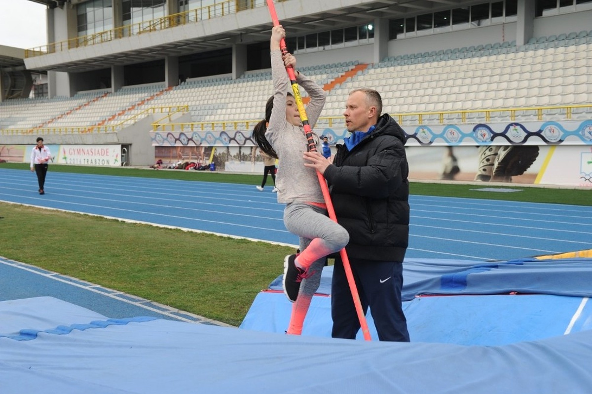 Atletizm Federasyonu Sırıkla Atlama Antrenörü Alexander Simakhin Trabzon\'da Yetenek Avına Çıktı