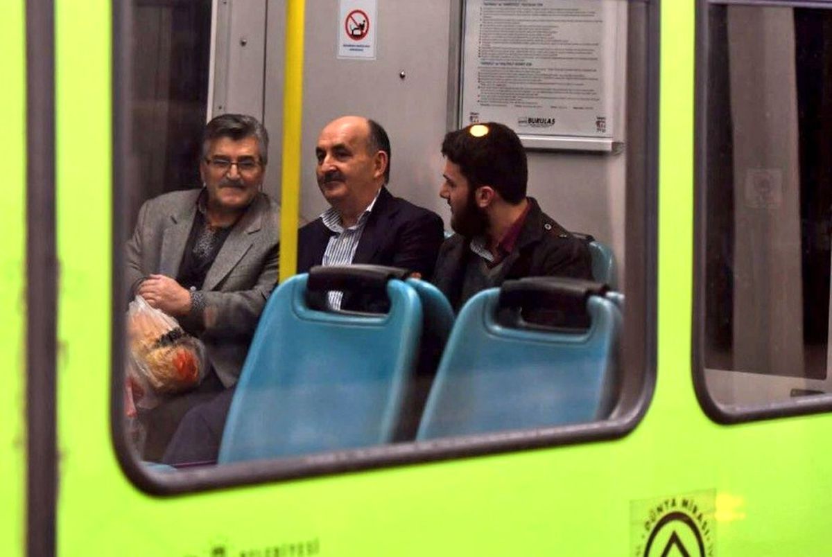 Bakan Müezzinoğlu Metroda Vatandaşlarla Sohbet Etti