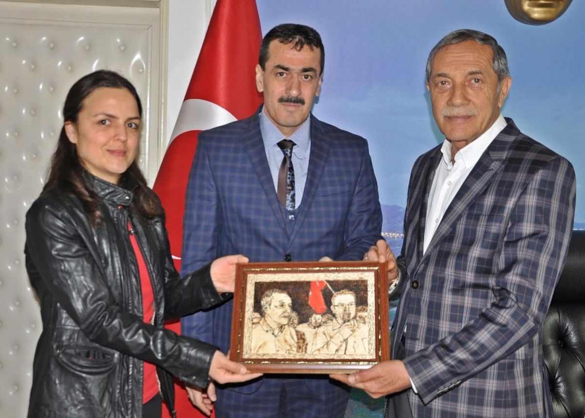 Başkan Özdemir\'e Kendi Portresi Hediye Edildi