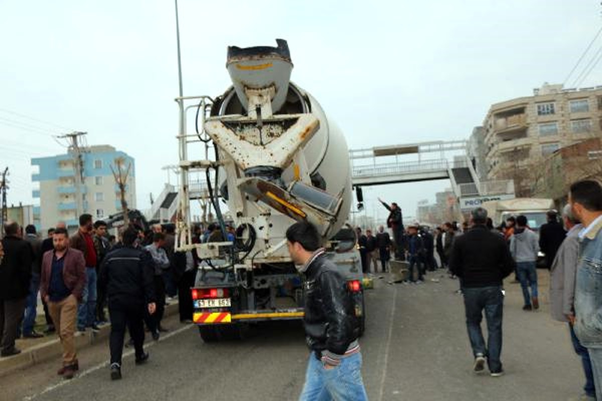 Beton Mikserinin Çarptığı Çocuk Ağır Yaralandı, Mahalleli Yolu Kapattı