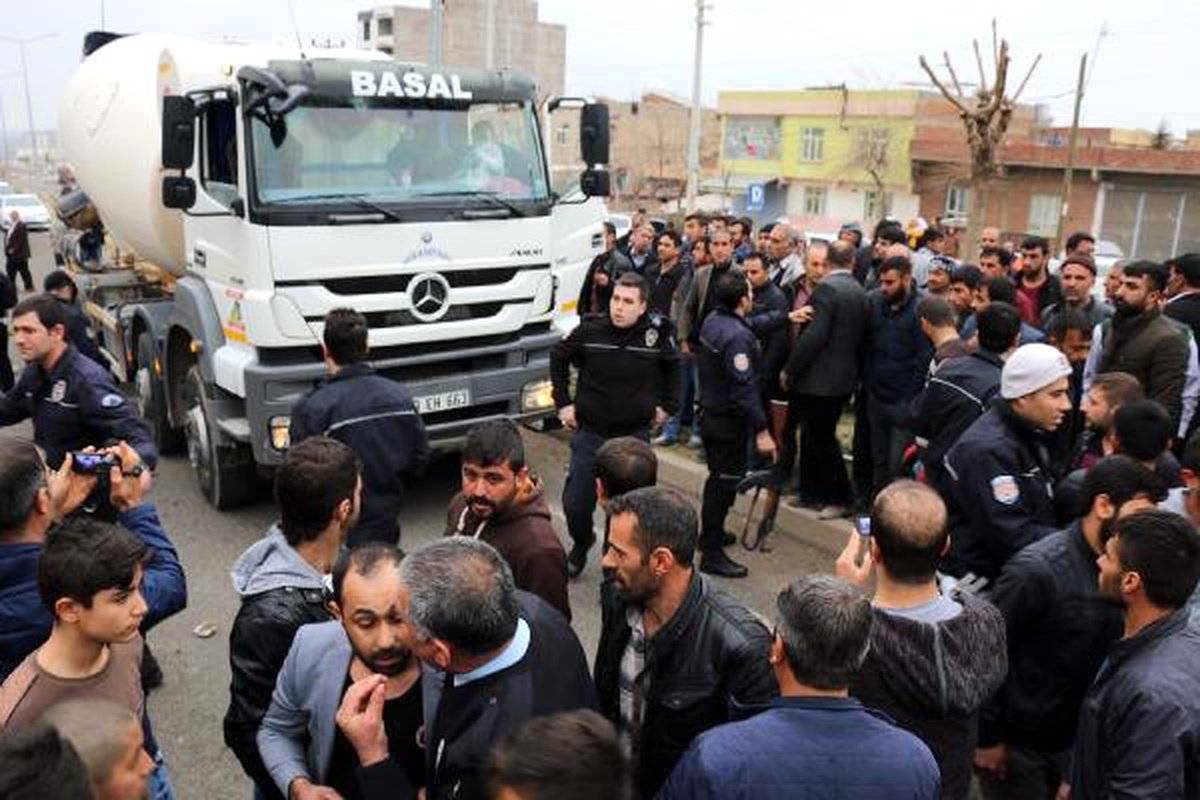 Beton Mikserinin Çarptığı Çocuk Ağır Yaralandı, Mahalleli Yolu Kapattı (2)