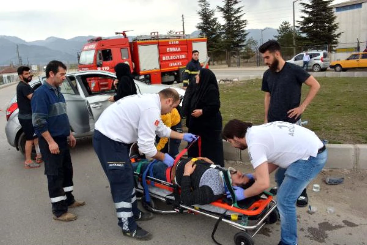 Erbaa\'da İki Otomobil Çarpıştı: 6 Yaralı