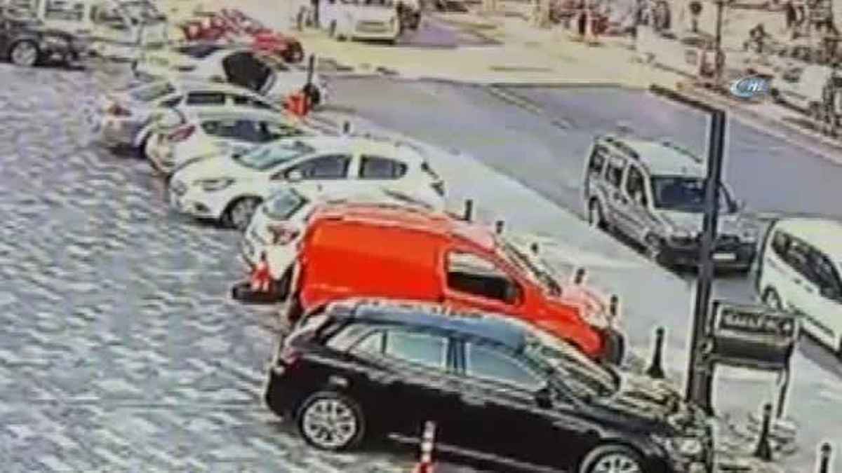 Esenyurt\'ta Tapu Dairesi Önündeki 128 Bin Liralık Gasp Kamerada